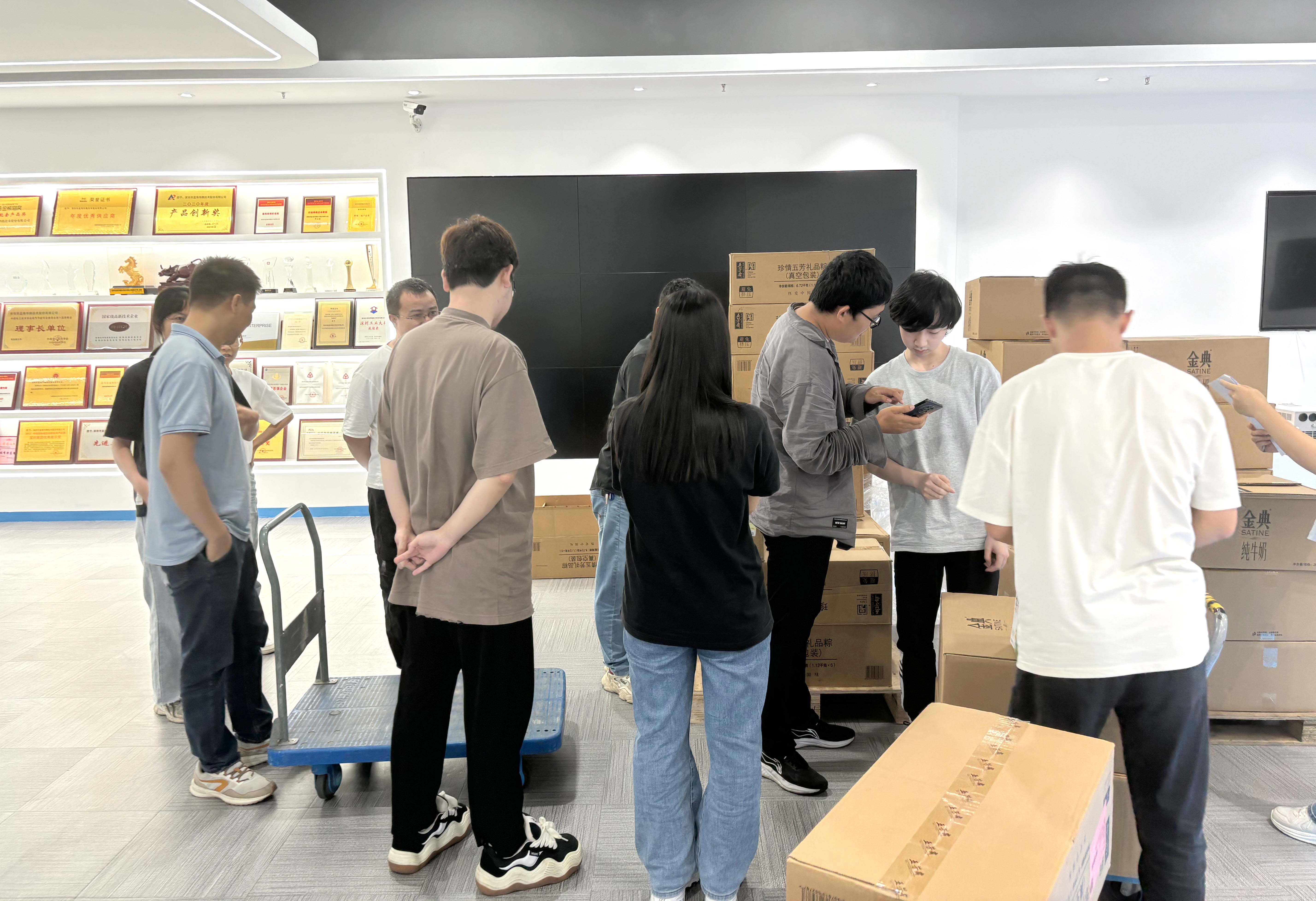 粽香迎端午 關(guān)懷暖人心|藍海華騰為全體家人們發(fā)放端午節(jié)福利啦! 粽香迎端午 關(guān)懷暖人心|藍海華騰為全體家人們發(fā)放端午節(jié)福利啦!